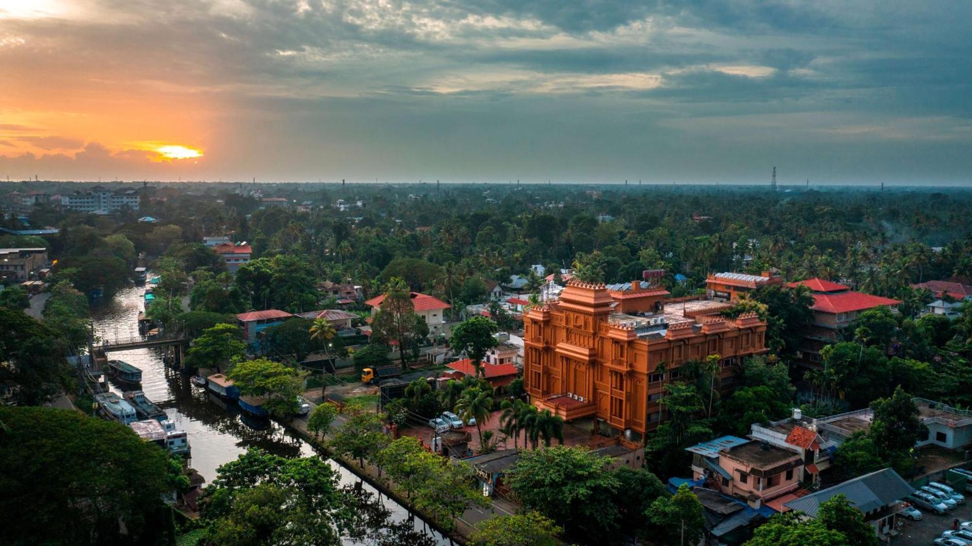 Haveli Backwater Resort Alappuzha Екстериор снимка